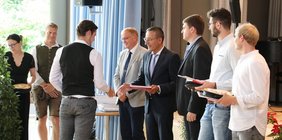 Wir gratulieren und wünschen Euch viel Erfolg für die Zukunft! – Bild