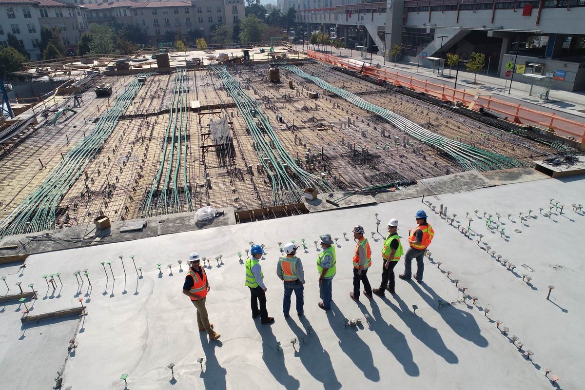 Praktische Arbeit an einem Bauprojekt