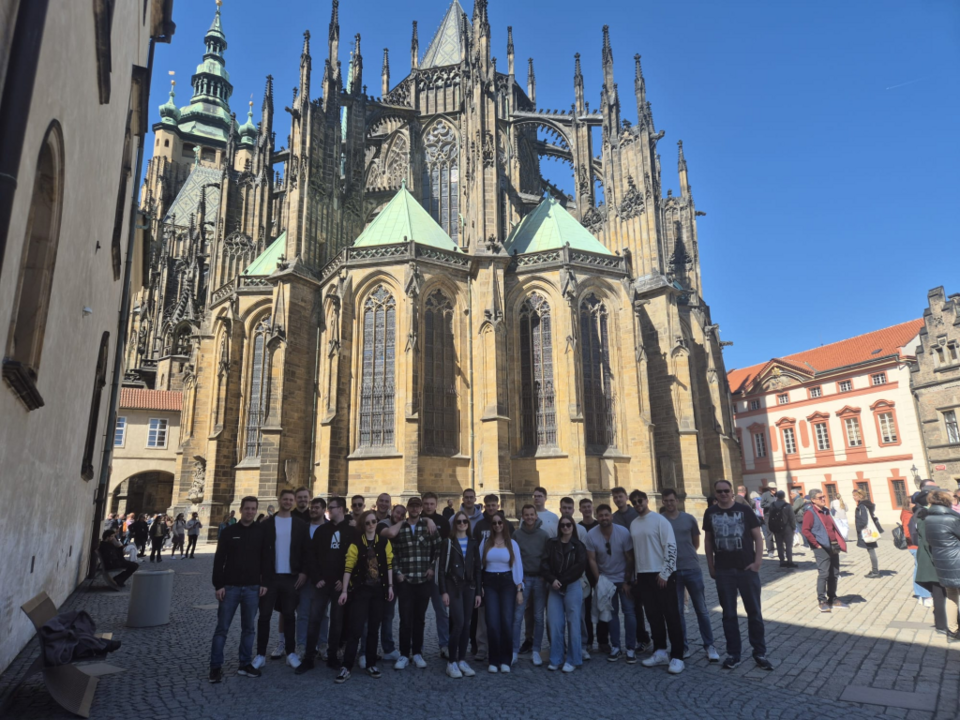 Prager Burg mit Abschlussklassen