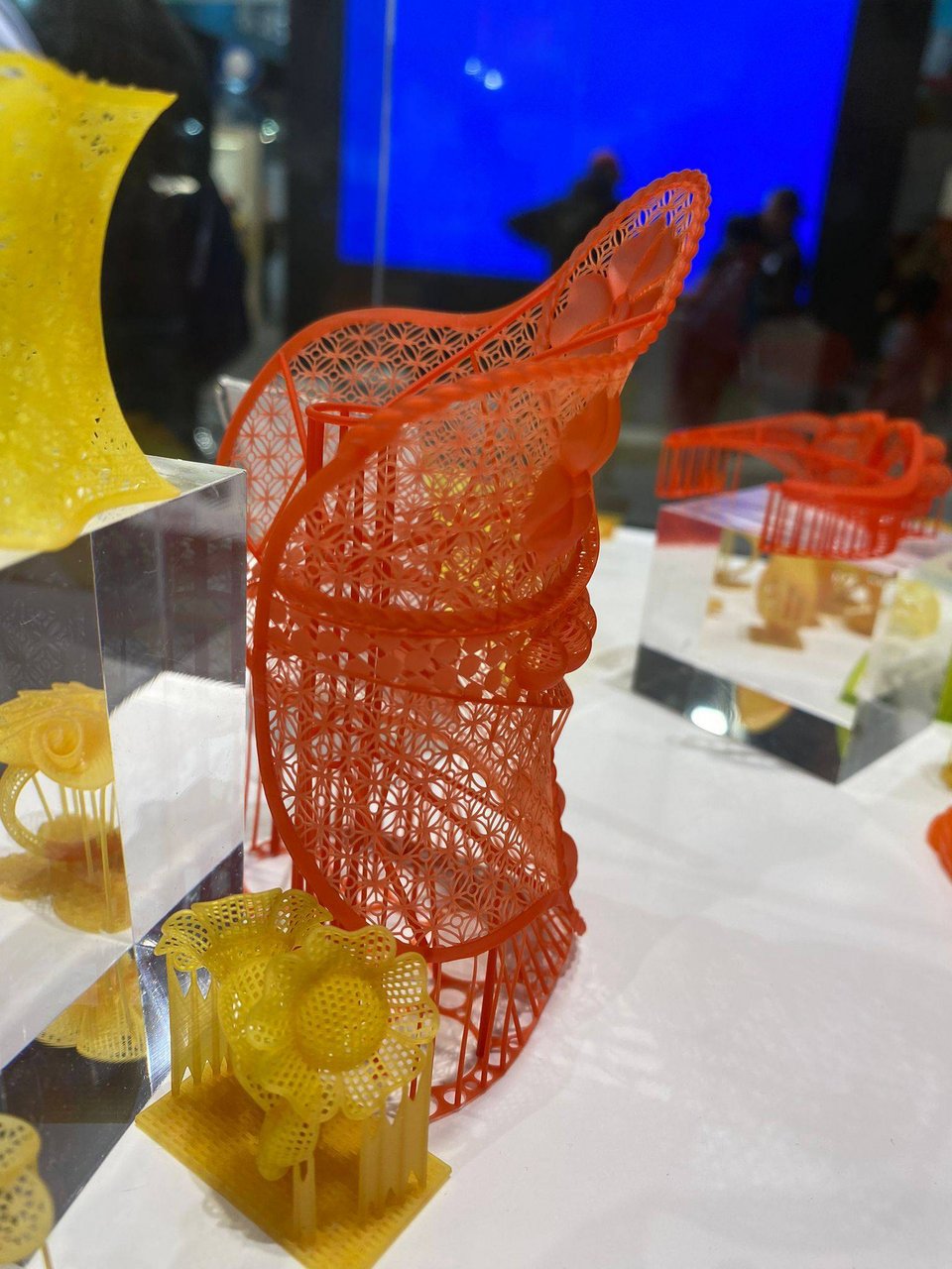 Maschinenbauer und Elektrotechniker auf der Leitmesse für additive Fertigung in Frankfurt – Bild
