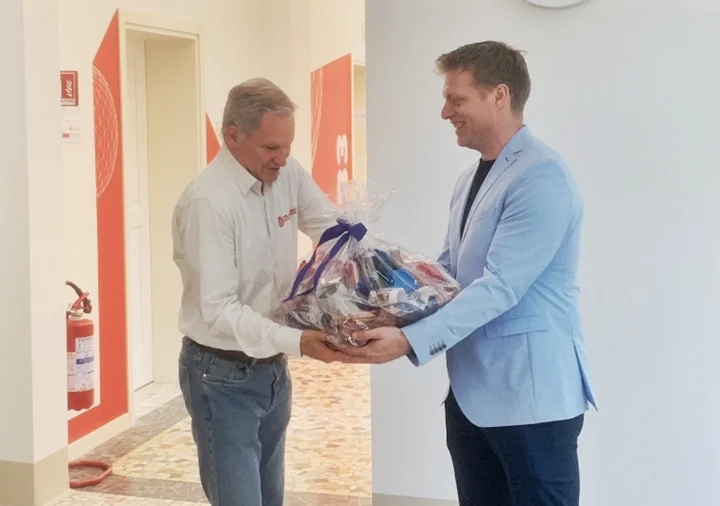 Übergabe des Gastgeschenks in Form eines Geschenkkorbs an den Leiter der IST Meccatronico Giorgio Spanevello