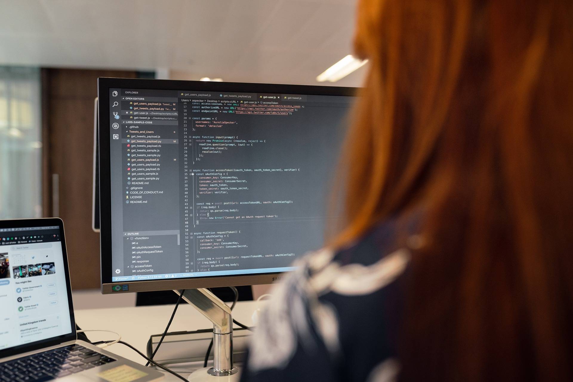 Ingenieur arbeitet an einer digitalen Anwendung